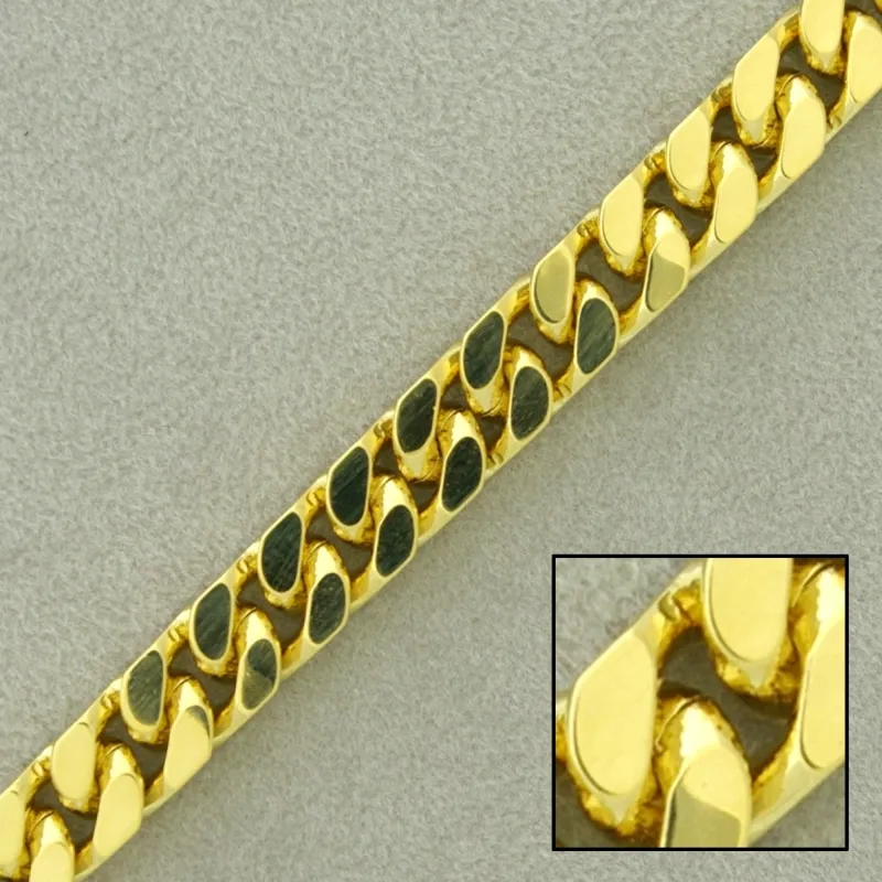 4-sided diamond cut brass curb chain. Width 8,9mm.