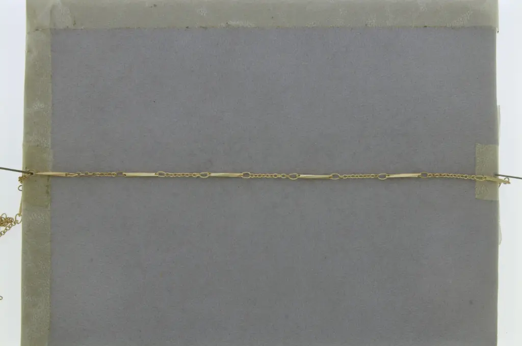 Brass chain width 1,3mm. Length of the ornament: 12mm