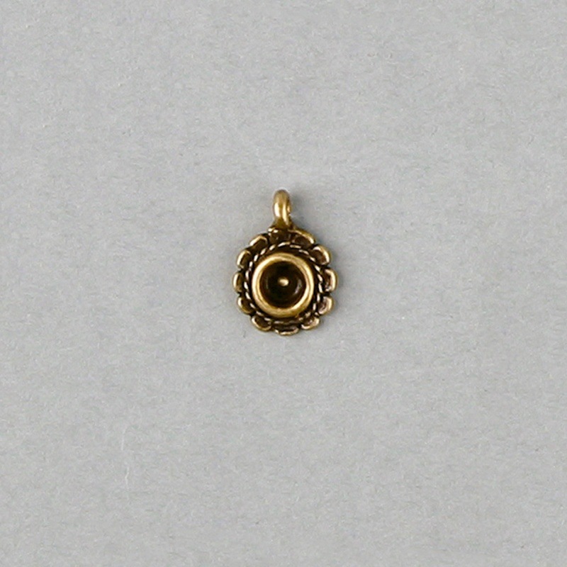 Filigree finding Ø10mm with a socket to strass size SS17