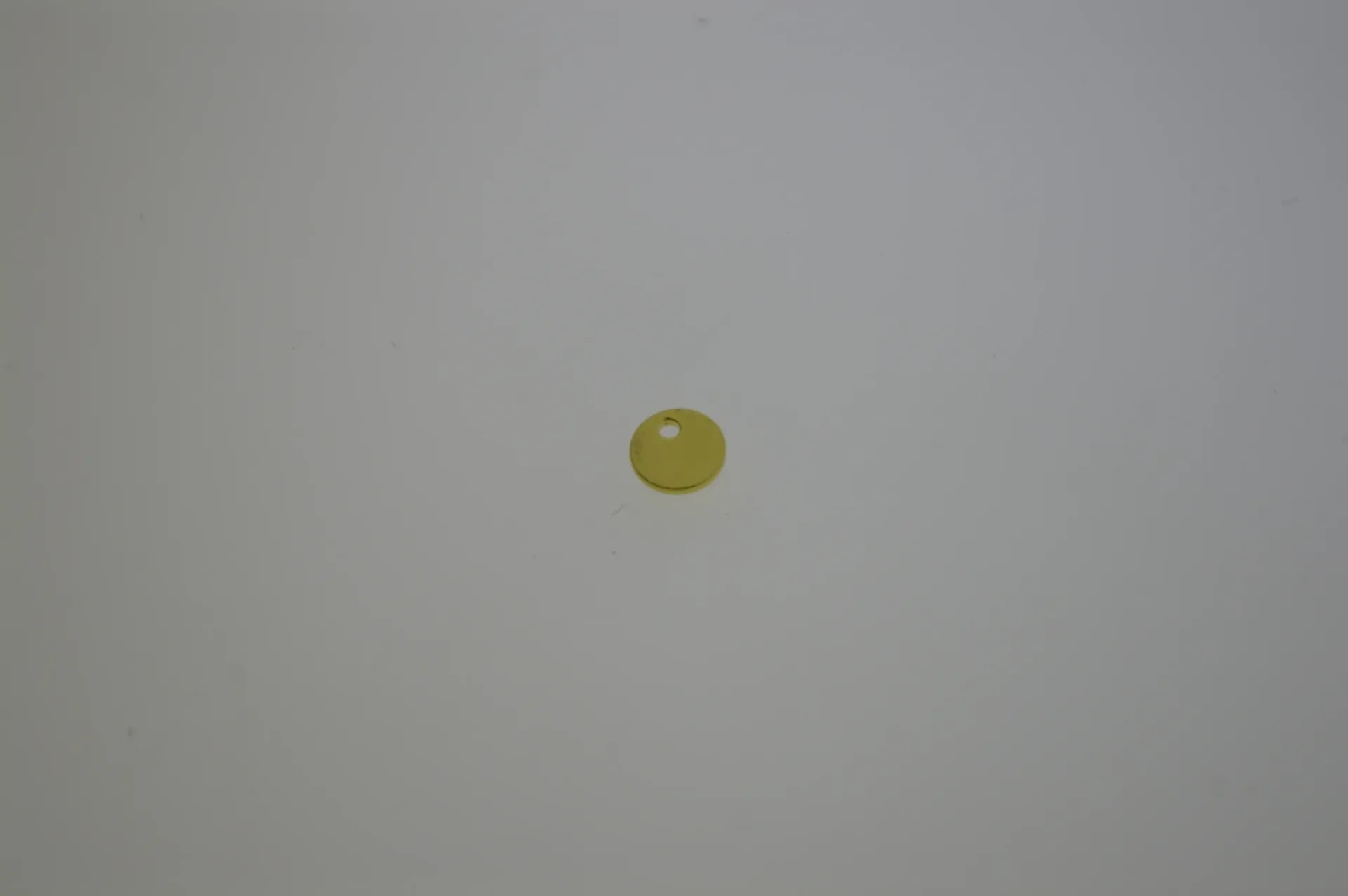 Brass disc Ø 6mm with hole. Gold plated.