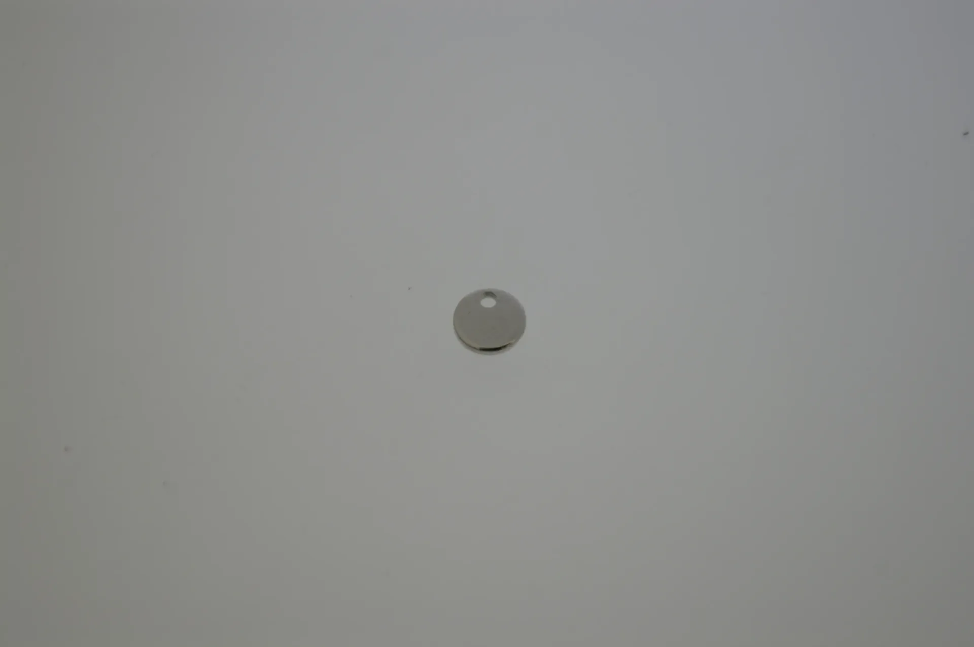Brass disc Ø 6mm with hole. White bronze plated.