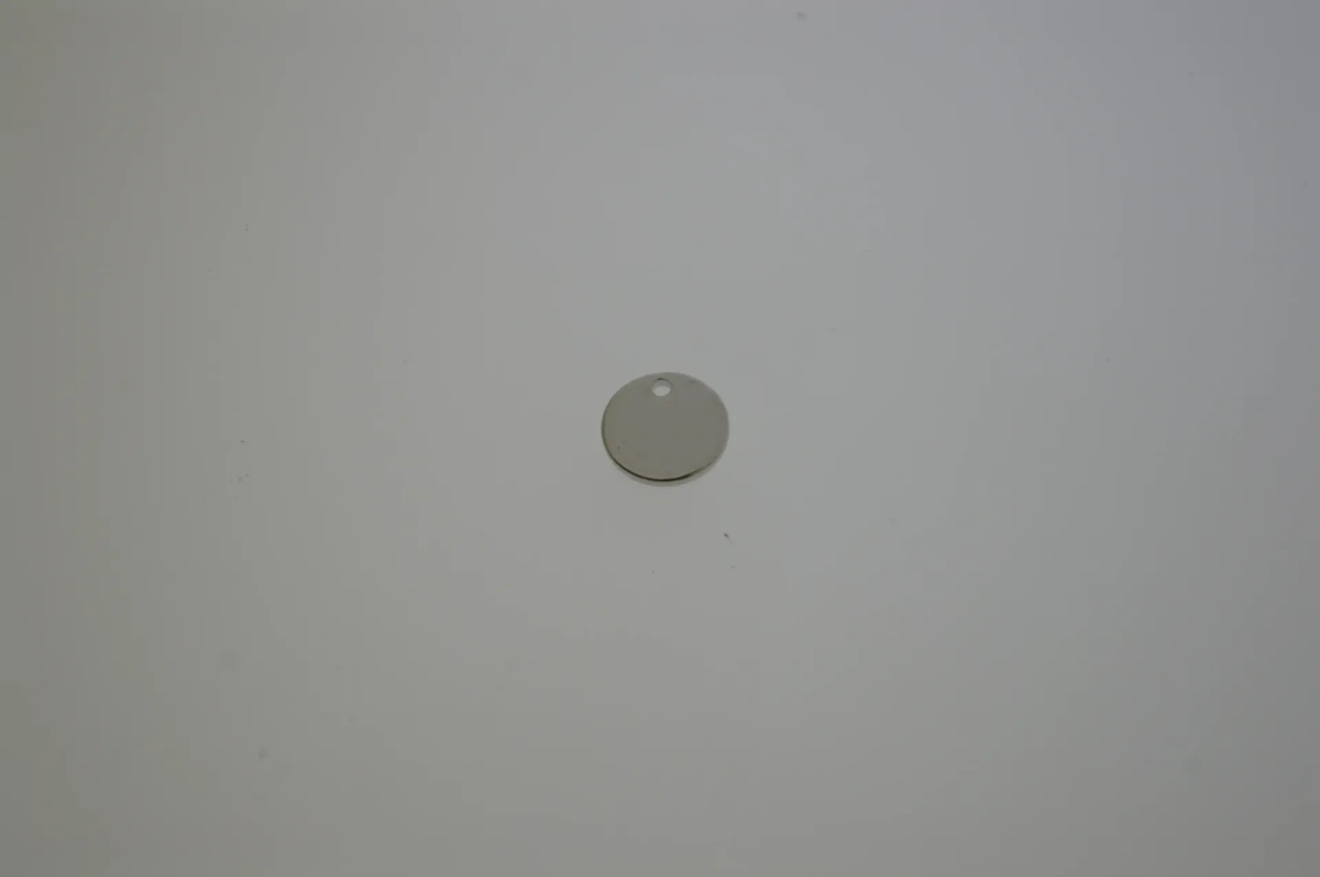 Brass disc Ø 8mm with hole. White bronze plated.