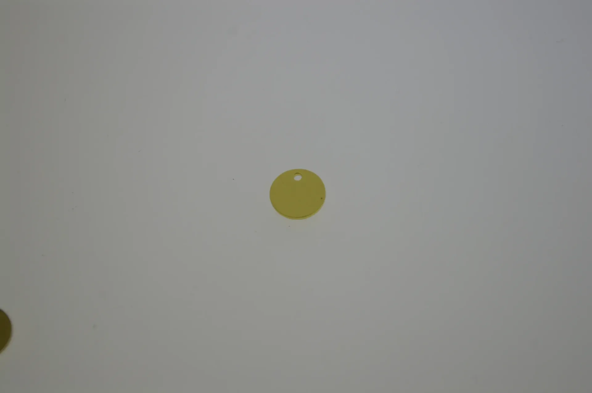 [129570831] Disco de latón Ø 8mm con agujero. Acabado dorado.