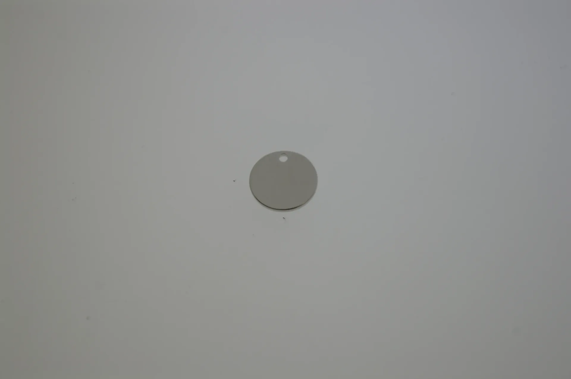 [129571015] Disco de latón Ø 10mm con agujero. Acabado bronce blanco.