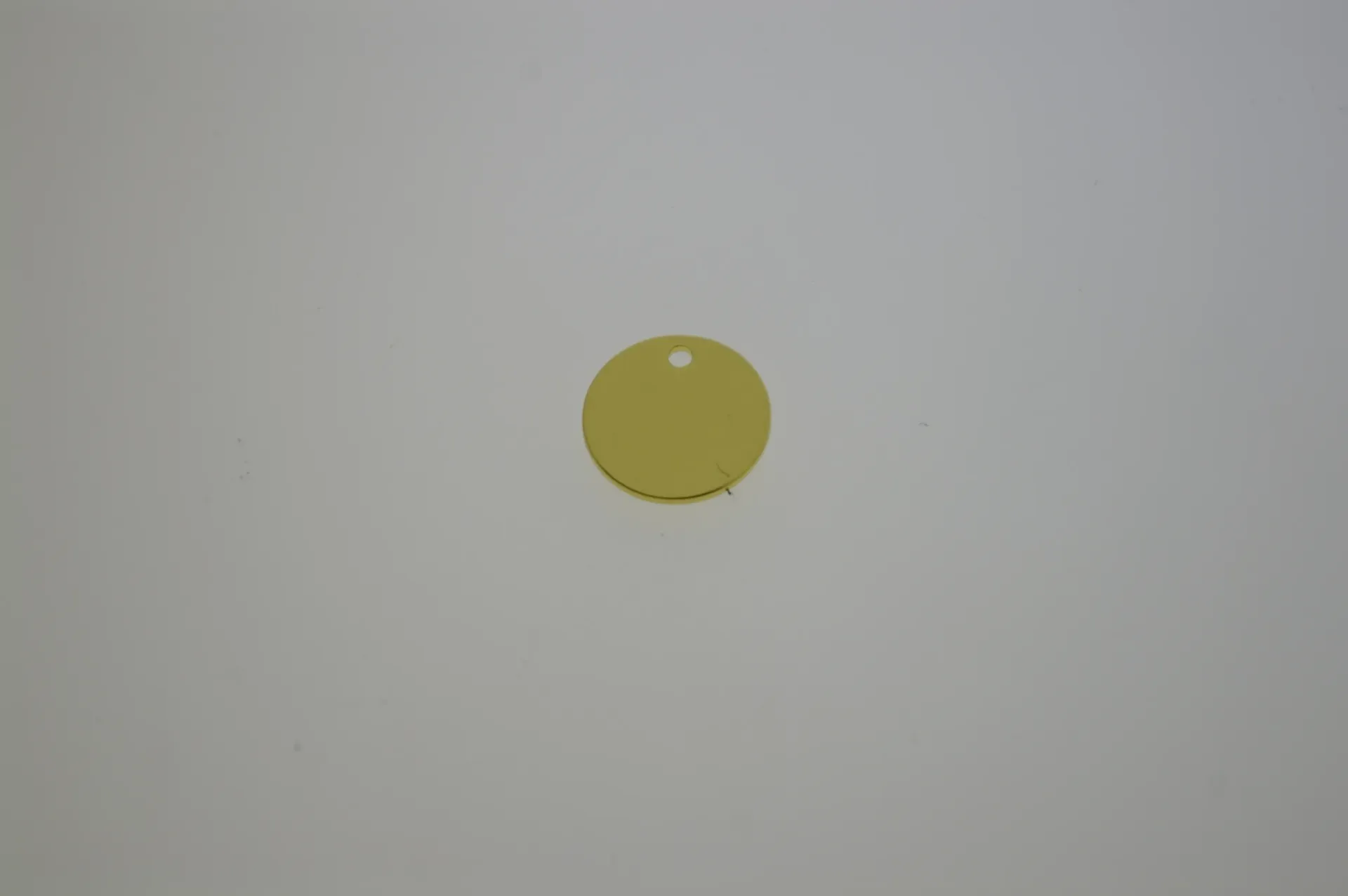 [129571231] Disco de latón Ø 12mm con agujero. Acabado dorado.