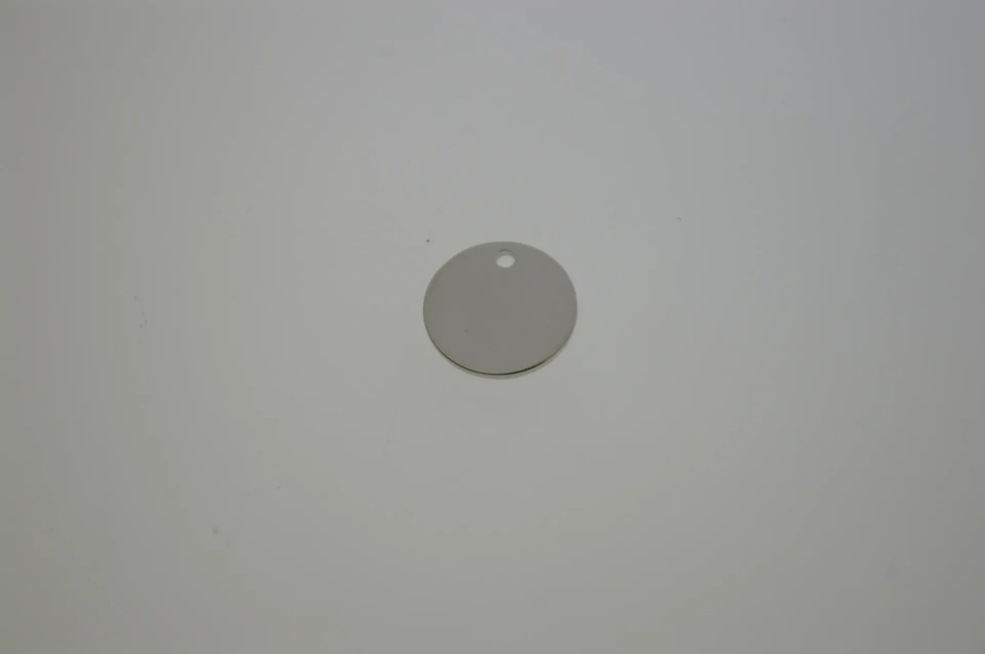 Disco de latón Ø 12mm con agujero. Acabado bronce blanco.