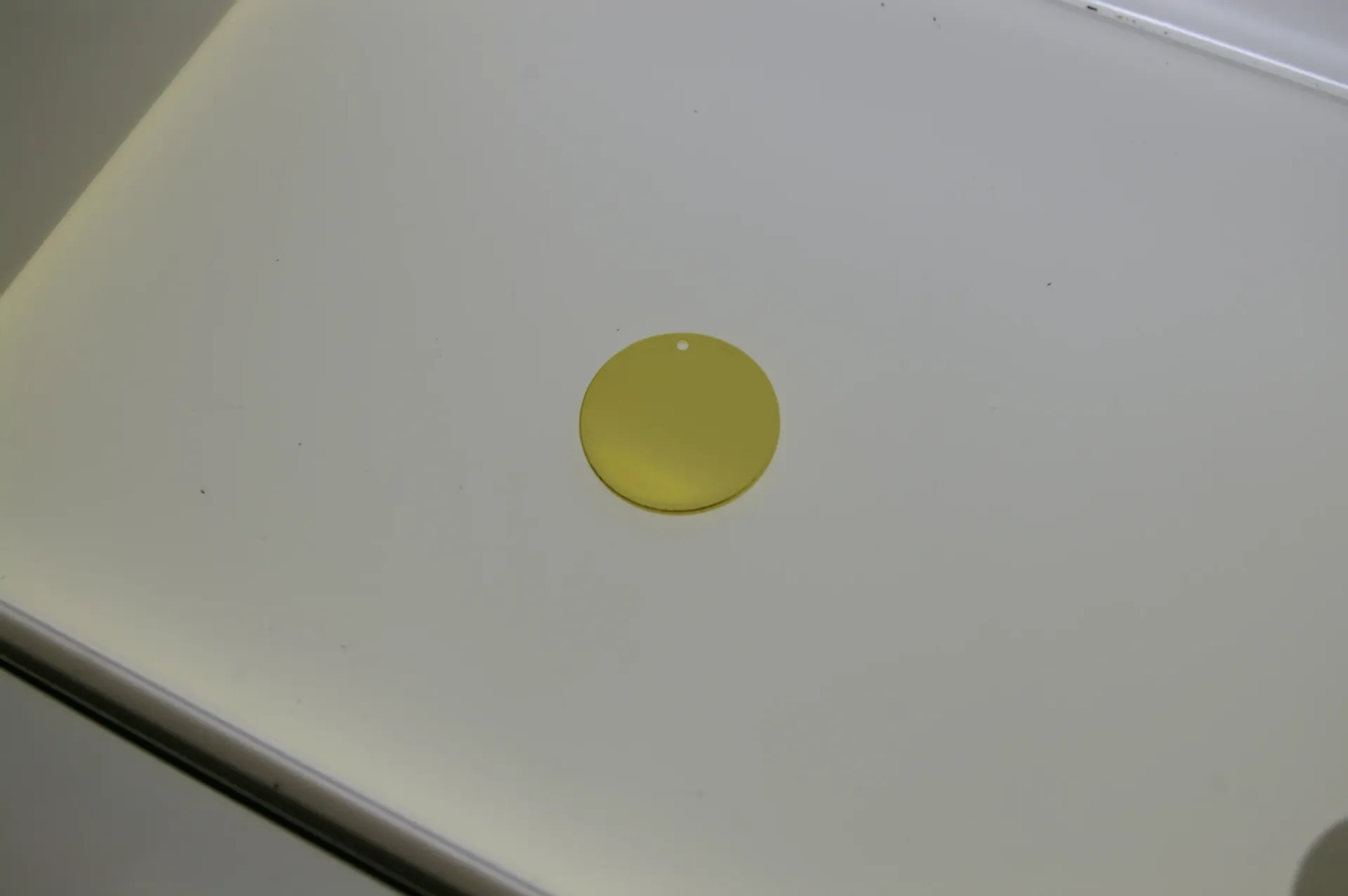 Disque en laiton Ø 25mm avec trou. Finition doré.