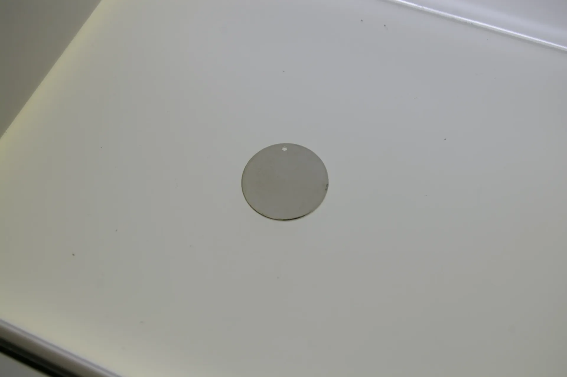 [129582515] Disco de latón Ø 25mm con agujero. Acabado bronce blanco.