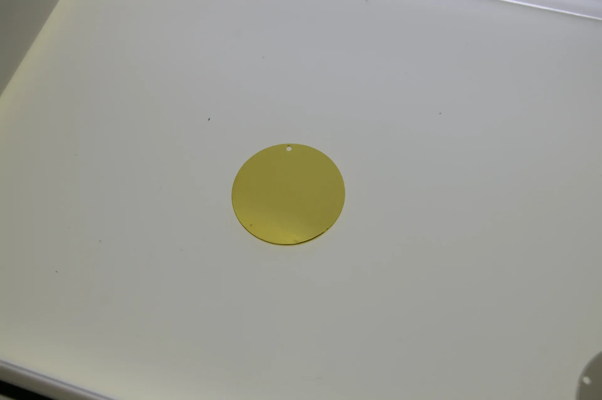 Disque en laiton Ø 30mm avec trou. Finition doré.