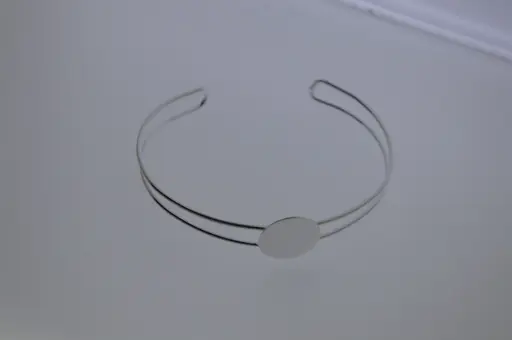 [543310200] Bracelet en fil avec disque soudé. Finition argenté.