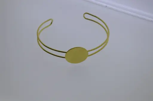 [543320100] Bracelet en fil avec disque soudé. Finition doré.
